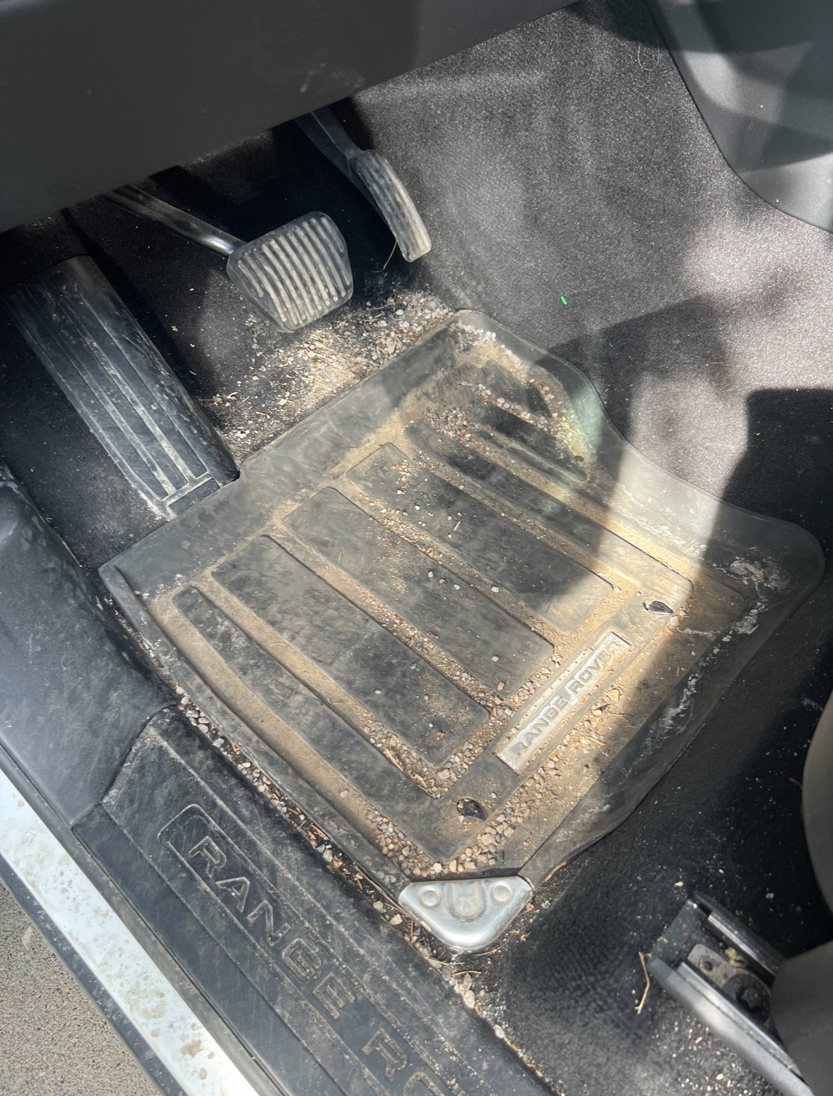 Before — Range Rover — Floor mat shampoo & vacuum